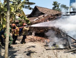 Gerak Cepat, Anggota Koramil 02/Paron Bersama Instansi Terkait dan MasyarakatBantu Padamkan Kebakaran Rumah di Paron