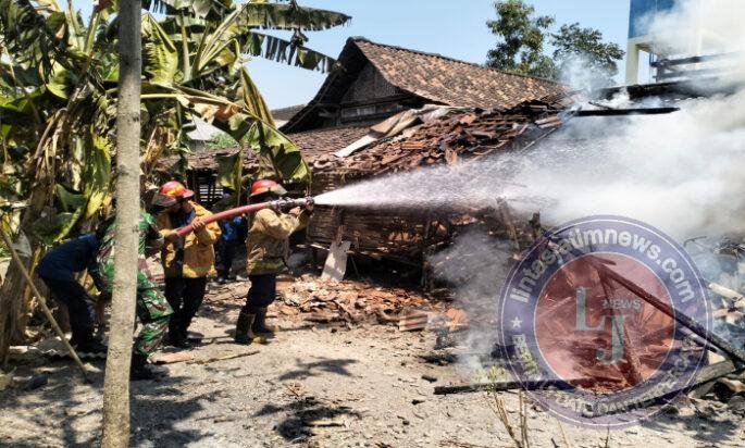 Gerak Cepat, Anggota Koramil 02/Paron Bersama Instansi Terkait dan MasyarakatBantu Padamkan Kebakaran Rumah di Paron