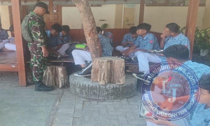 Dukung Generasi Sehat & Cerdas, Babinsa Karangasem Kawal Distribusi Makan Bergizi Gratis di SMPN 3 Surakarta