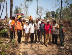 Ada Hutan Desa Binaan Terbakar, Babinsa Kodim Ponorogo Terjun Atasi