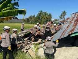 Kehadiran Brimob Ringankan Beban Warga, Rumah Terdampak Bencana Dibongkar