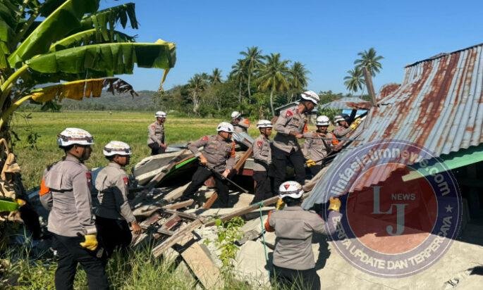 Kehadiran Brimob Ringankan Beban Warga, Rumah Terdampak Bencana Dibongkar
