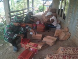 Gotong Royong Warnai Rumah Warga, Babinsa Tileng Turun Tangan Bantu Pengecatan Genteng