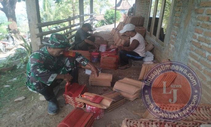 Gotong Royong Warnai Rumah Warga, Babinsa Tileng Turun Tangan Bantu Pengecatan Genteng