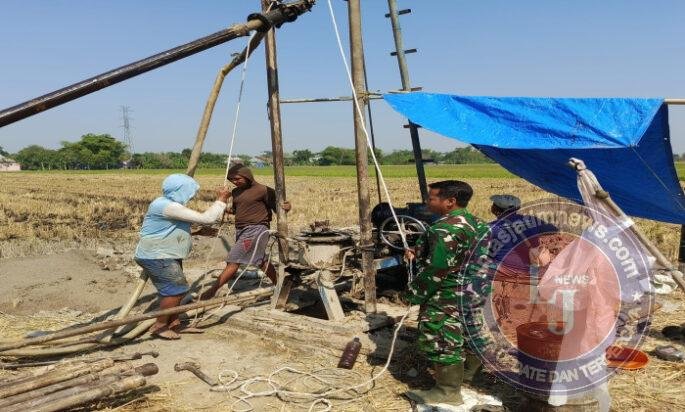 Pengeboran Irpom Dimulai, Babinsa dan Kelompok Tani Wonoasri Perkuat Ketersediaan Air untuk Pertanian