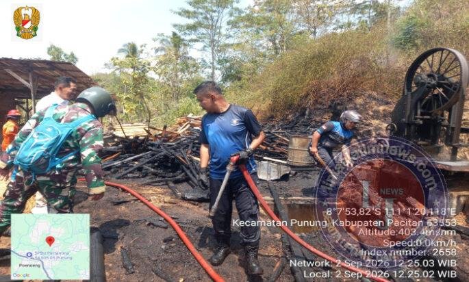 Tempat Usaha Kayu Terbakar di Punung, Anggota Koramil Bantu Padamkan dan Evakuasi