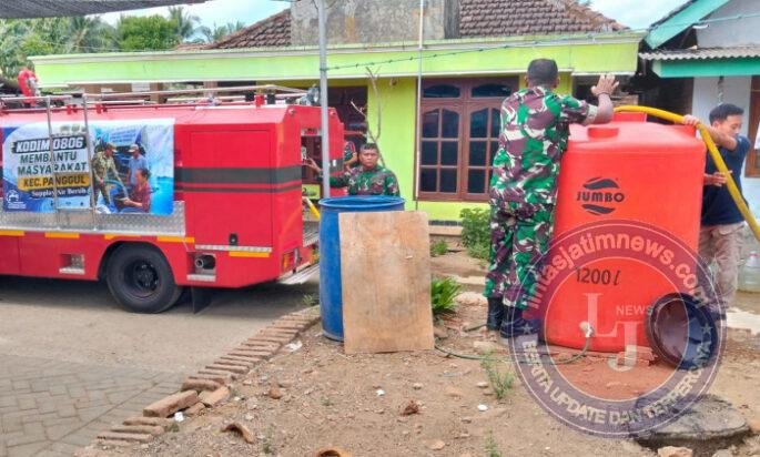 Kodim 0806/Trenggalek Kerahkan Water Tank Bantu Warga Krisis Air
