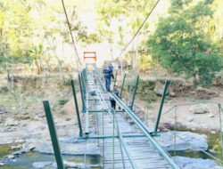 Anggota TNI dan Warga Gotong Royong Pasang Papan Jembatan Gantung Perintis Garuda Desa Pucangombo