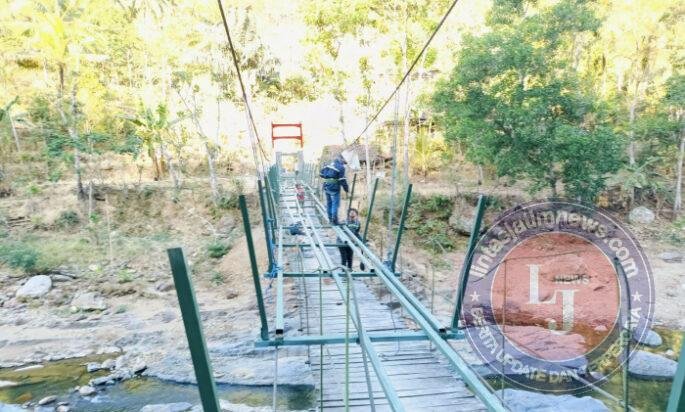 Anggota TNI dan Warga Gotong Royong Pasang Papan Jembatan Gantung Perintis Garuda Desa Pucangombo