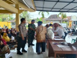 Babinsa Dampingi Penyaluran Beras, 334 KPM di Desa Nganti Terima Bantuan