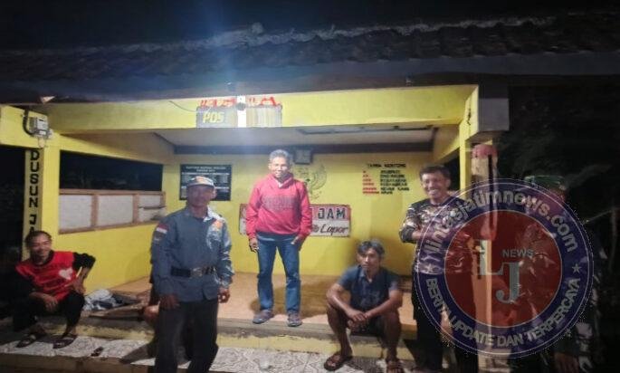 Melalui Patroli Malam, Babinsa Mengajak Warga Wujudkan Wilayah Yang Aman
