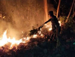 Api Berkobar di Bawah Jurang, Babinsa Klego Bergerak Cepat Cegah Merembet ke Permukiman