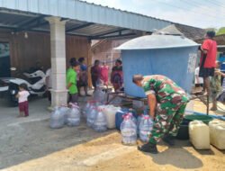 Babinsa Posramil Pitu Dampingi Pendistribusian Bantuan Air Bersih bagi Warga Terdampak Kemarau