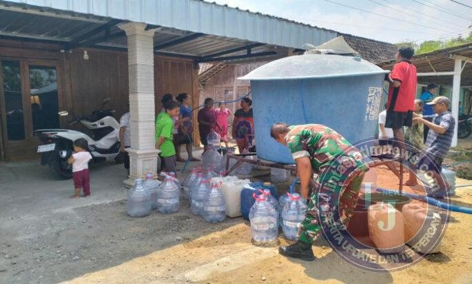 Babinsa Posramil Pitu Dampingi Pendistribusian Bantuan Air Bersih bagi Warga Terdampak Kemarau