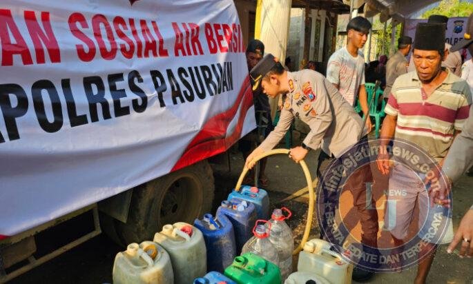 Kapolres Pasuruan Salurkan Bantuan Air Bersih dan Sembako untuk Warga Kedungrejo