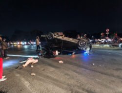 Mobil Tabrak Pembatas Jalan Hingga Terbalik dan Hantam Pengendara Sepeda Motor di Cerme