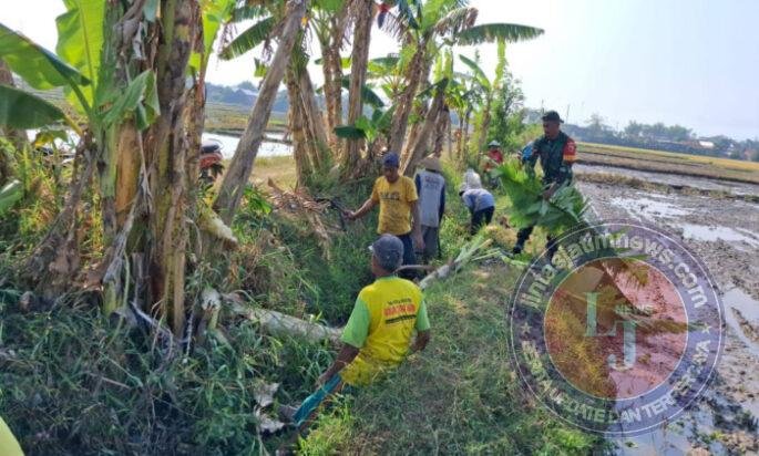 Lancarkan Irigasi Pertanian, Babinsa Ponorogo Kerja Bakti Bersama Warga