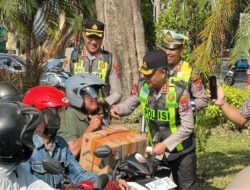 Kapolrestabes Surabaya Bagikan Helm kepada Pengendara Tertib di Jalur Kanalisasi
