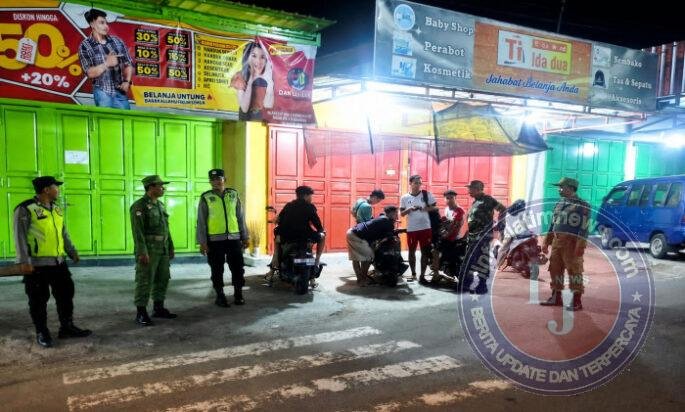 Babinsa Koramil 09/Giritontro Bersama Bhabinkamtibmas dan Linmas Gelar Patroli Malam