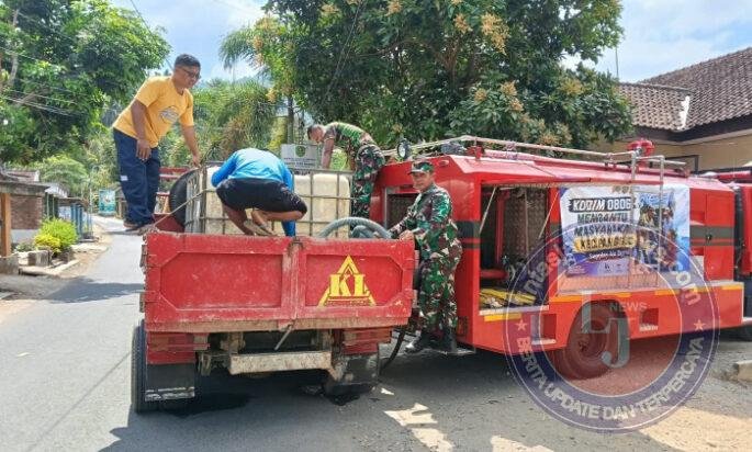 Kodim 0806/Trenggalek Salurkan 4.000 Liter Air Bersih untuk Warga Manggis