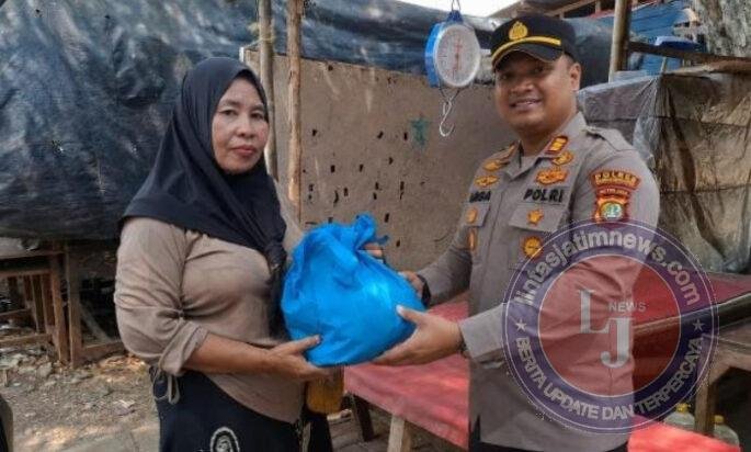Jumat Peduli, Polsek Kawasan Kalibaru Salurkan Sembako kepada Warga Kurang Mampu