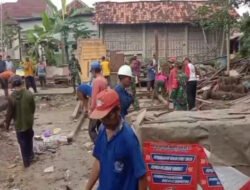 Babinsa Sambirejo Turun Tangan Bongkar Rumah Warga, Gotong Royong Jadi Kekuatan