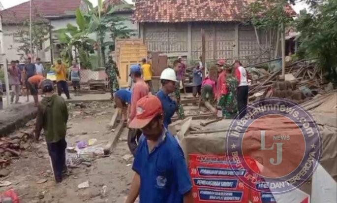 Babinsa Sambirejo Turun Tangan Bongkar Rumah Warga, Gotong Royong Jadi Kekuatan