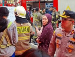 Petugas Gabungan Evakuasi Penghuni Saat Kebakaran Apartemen Pavilion Tanah Abang