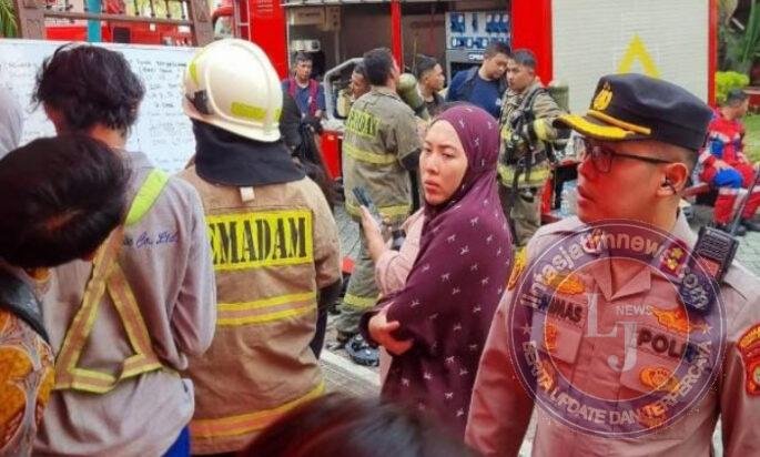 Petugas Gabungan Evakuasi Penghuni Saat Kebakaran Apartemen Pavilion Tanah Abang