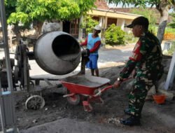 Babinsa dan Warga Tulungrejo Gotong Royong, Ciptakan Tempat Ibadah yang Nyaman