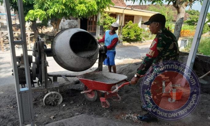 Babinsa dan Warga Tulungrejo Gotong Royong, Ciptakan Tempat Ibadah yang Nyaman