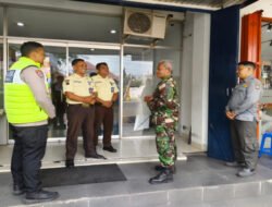 Babinsa Kratonan Gandeng Bhabinkamtibmas & Linmas Patroli Bersama Sasar Pertokoan