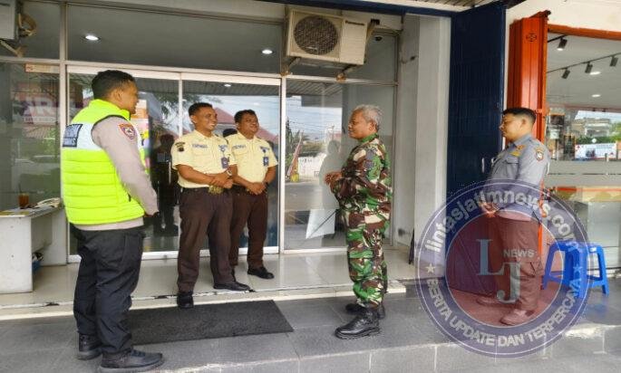 Babinsa Kratonan Gandeng Bhabinkamtibmas & Linmas Patroli Bersama Sasar Pertokoan