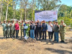 Peduli Lingkungan, Babinsa Koramil Paron Bersama Masyarakat Tanam Bibit Buah di Alas Ketonggo Srigati