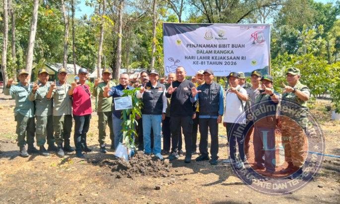 Peduli Lingkungan, Babinsa Koramil Paron Bersama Masyarakat Tanam Bibit Buah di Alas Ketonggo Srigati