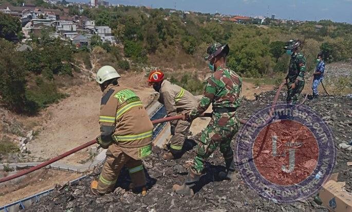 Sigap dan Tanggap, Koramil 04/Jebres Bersama Damkar Padamkan Kebakaran TPA Putri Cempo