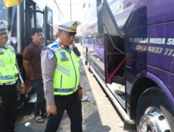 Cegah Kecelakaan, Polres Pelabuhan Tanjung Perak Gelar Ramp Check Bus Peziarah di Sunan Ampel