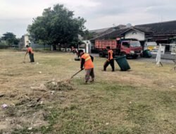 Bersih & Asri, Babinsa Sumber Bersama DLH Surakarta Gotong Royong Bersihkan Lahan Kosong