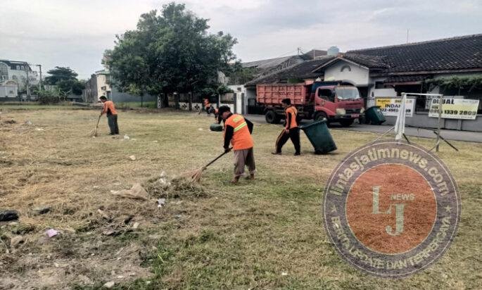 Bersih & Asri, Babinsa Sumber Bersama DLH Surakarta Gotong Royong Bersihkan Lahan Kosong