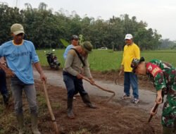 Babinsa dan Perangkat Desa Bader Bersihkan Jalan, Gotong Royong Jaga Kenyamanan Warga