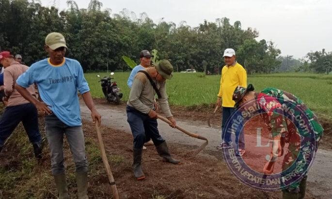 Babinsa dan Perangkat Desa Bader Bersihkan Jalan, Gotong Royong Jaga Kenyamanan Warga