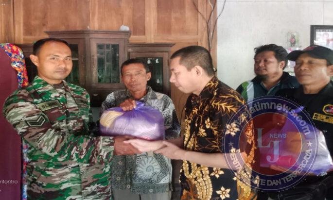 Wujud Kepedulian Sosial, Babinsa Dampingi Penyerahan Bantuan kepada Warga Desa Pucanganom