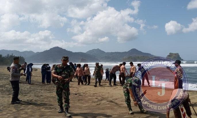 HUT ke-81 TNI, Koramil 0806-11/Panggul Tanam Mangrove di Pantai Kili-Kili