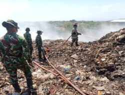 Pantang Pulang sebelum api Padam, Koramil 04/Jebres Bantu Pemadaman Kebakaran TPA Sampah Putri Cempo