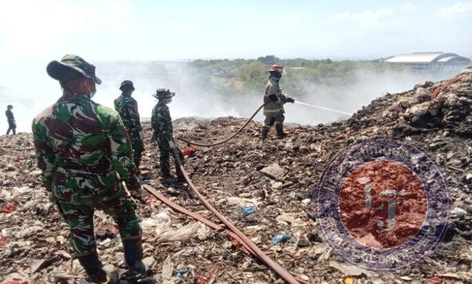 Pantang Pulang sebelum api Padam, Koramil 04/Jebres Bantu Pemadaman Kebakaran TPA Sampah Putri Cempo