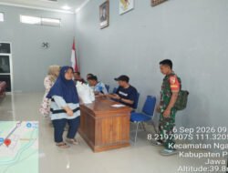 Babinsa Ngadirojo Dampingi Pendistribusian Penyaluran Bantuan Pangan Beras