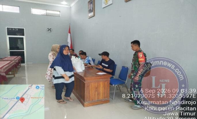 Babinsa Ngadirojo Dampingi Pendistribusian Penyaluran Bantuan Pangan Beras
