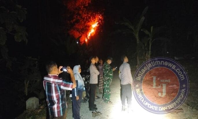 Pantau Lokasi Kebakaran, Babinsa Arjosari Gerak Cepat Atasi Supaya Tidak Menjalar