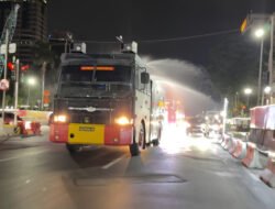 Brimob Polda Metro Jaya Semprot Jalan dan Bagikan Masker Antisipasi Abu Vulkanik Anak Krakatau