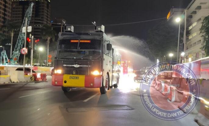 Brimob Polda Metro Jaya Semprot Jalan dan Bagikan Masker Antisipasi Abu Vulkanik Anak Krakatau